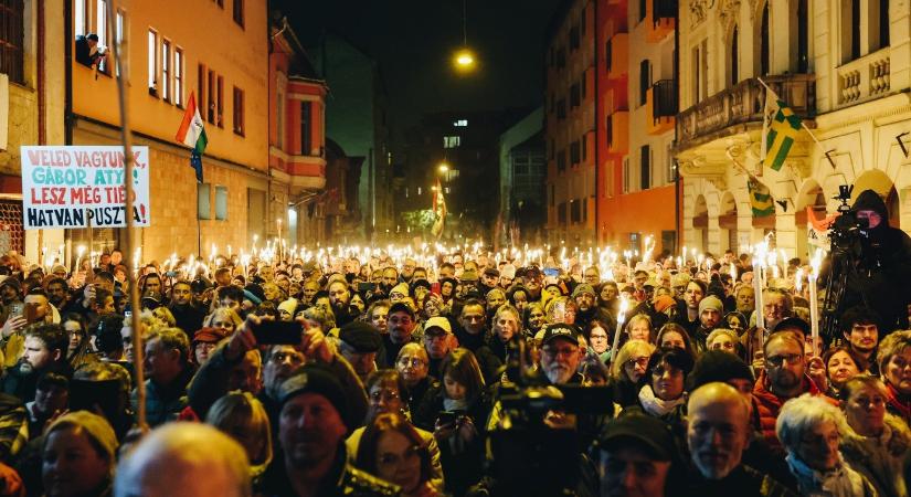 Több ezren álltak ki a börtönnel fenyegetett Iványi Gáborék mellett