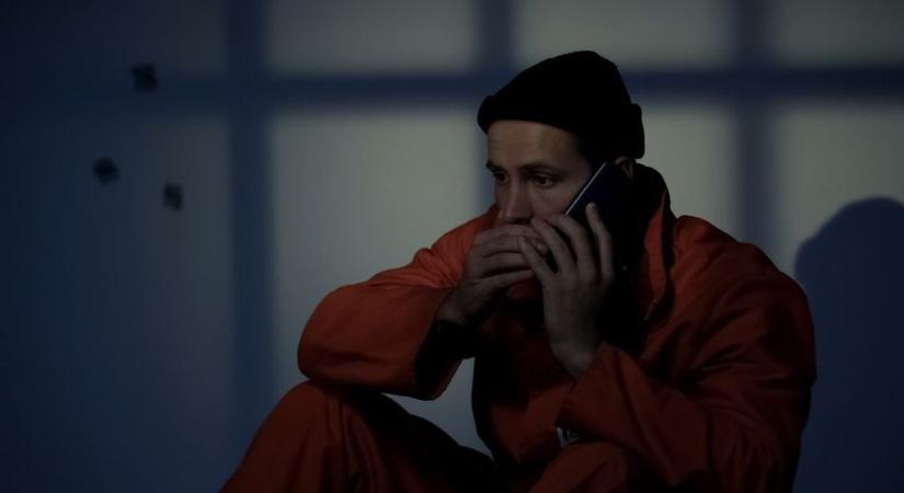 Végbelébe rejtette a telefont – nem jutott vele sokáig (videó)