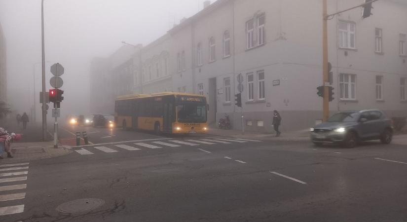 Tehfehér köd borítja a várost