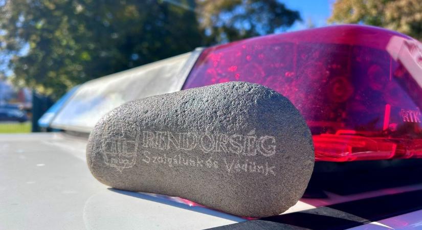 Meglepő ajándék: egy olasz állatorvos kőbe véste a rendőrség nevét