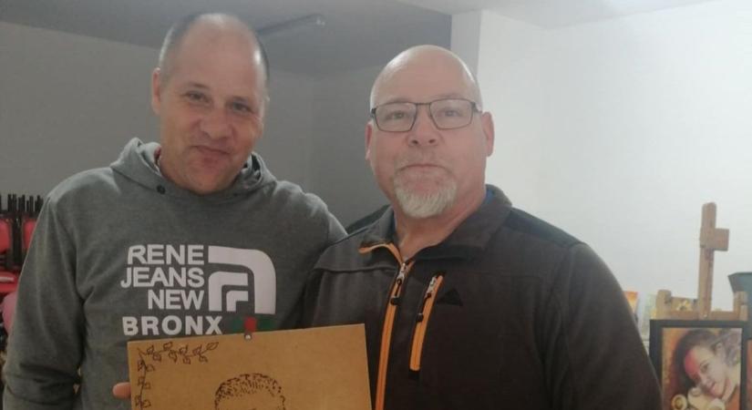 Pataki Attilának és Bódi László "Cipőnek" is faragott már a somogyacsai kézműves