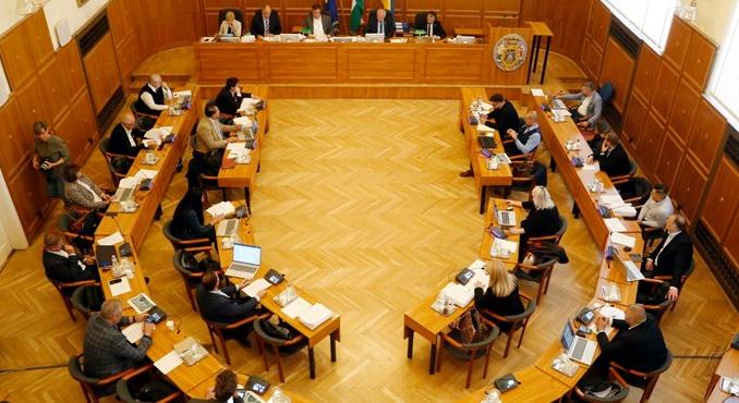 Megszavazták a pécsi óvodapedagógusok visszamenőleges béremelését – a városvezetés szerint nincs elmaradás, csak félreértés