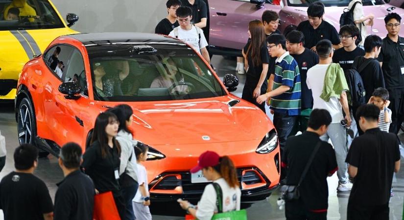 Brutális tempóban bővül a kínai autópiac: 3,3 millió jármű egy hónap alatt