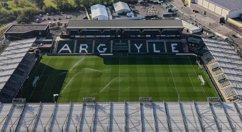 Másfél perc után leküldték a pályáról a miskolci válogatott védőt