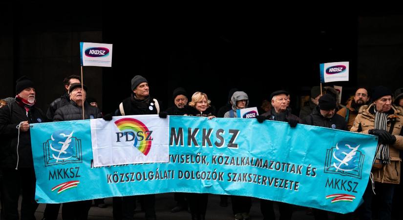 Megalázónak tartják a bérüket a szociális ágazatban dolgozók, utcafórumot tartanak a parlament előtt