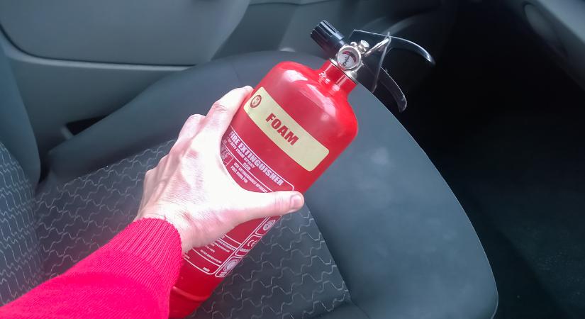 Tömegével gyulladnak ki ezek az itthon is kapható hibridek, komoly hibát fedezett fel a gyártó