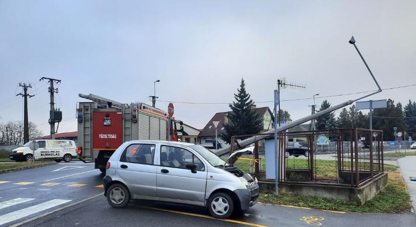 Kiütötte az oszlopot a fejsérülést szenvedett sofőr Nyíregyházán (fotókkal)