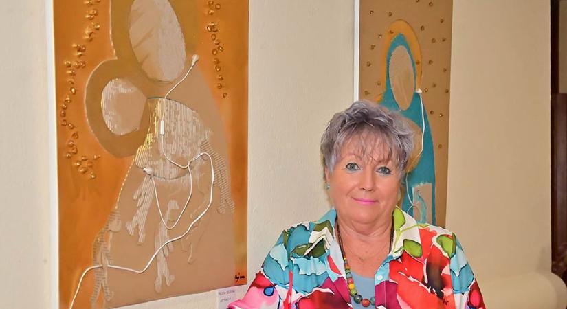 Ami nekünk egy fadarab, az Julinak mesél – Palcsó Juliannának nyílt kiállítása Kőszegen