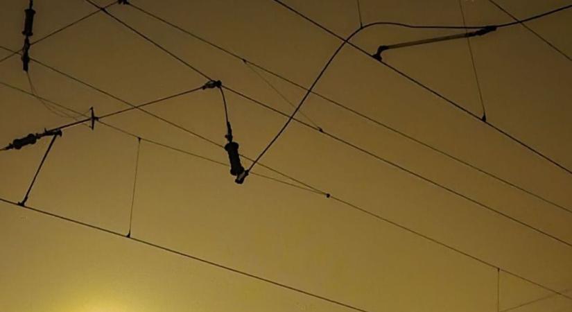 Leszakította a felsővezetéket egy rakodógép