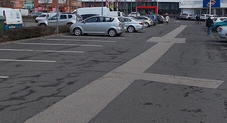 Ki akart próbálni egy erős BMW-t, öt autót tört össze egy jogosítvány nélküli nő