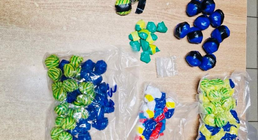 Egy egész kábítószer-arzenállal utazott egy buszon Debrecenben az ukrán férfi