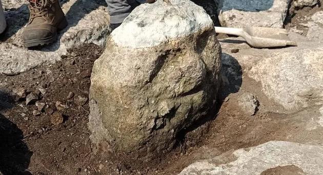 Idős férfi arca az ősi maja rituális térben