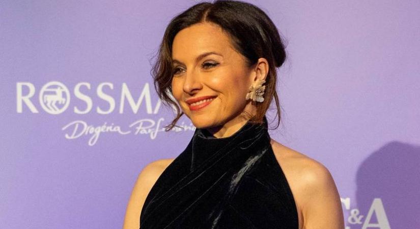 Az 50 éves Zsédát ilyen dögös dekoltázzsal nem láttuk még: bombasztikus a címlapon