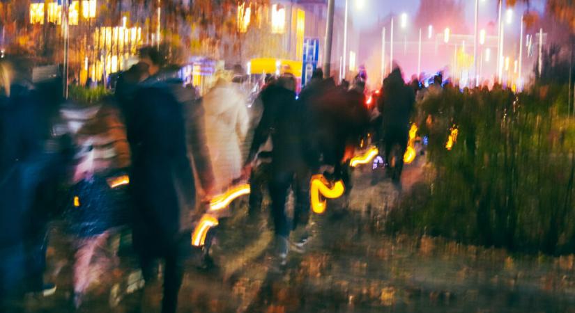 Lámpással hordták körbe a szeretet fényét