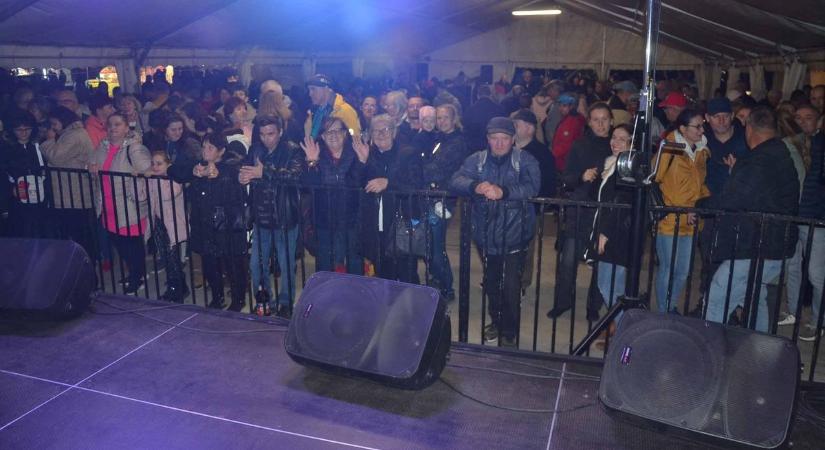 Balástyán ismét nagy siker volt a böllérfesztivál, esőben is ezrek mulattak – galériával