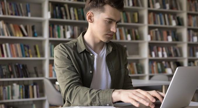 "Ma már nem a dolgozat a lényeg, hanem az, hogy a hallgató annak tartalmát hogyan tudja megérteni" – hogyan működik az MI a tanterv részeként?