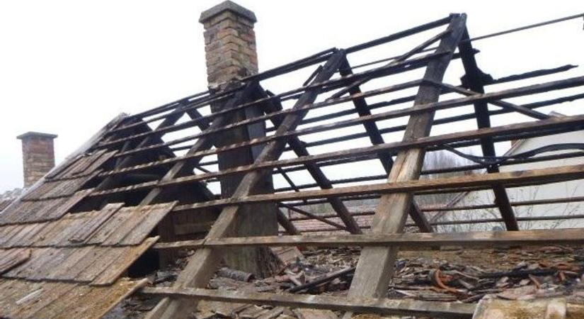 Leégett a ház, robbanás is történt, zalai tűzoltók is részt vettek a mentésben