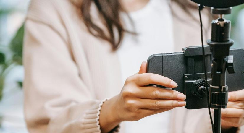 Rákot színlelt a TikTok-influenszer, hogy pénzt szerezzen