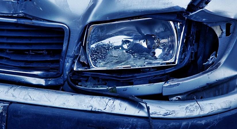 Ebben a másodpercben kaptuk! Sofőr fordult meg az M1-esen, hatalmas baleset történt