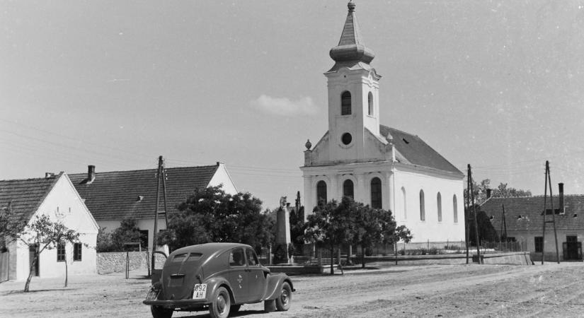 Ilyen volt, ilyen lett – Régi bakonyi épületek mellett motorosként száguld el a változás