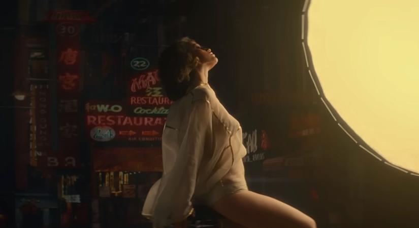 Már holnap a Netflixen: Egy erotikus magazin áll az új 16-os sorozat középpontjában