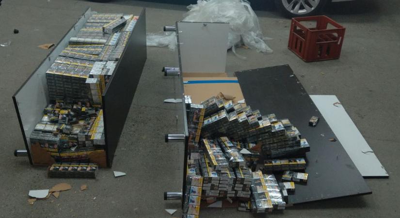 Bútorszállítóknak álcázták magukat a rafkós cigicsempészek