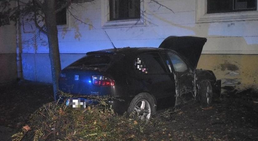 Ezért csapódott a gimnázium falának az autó