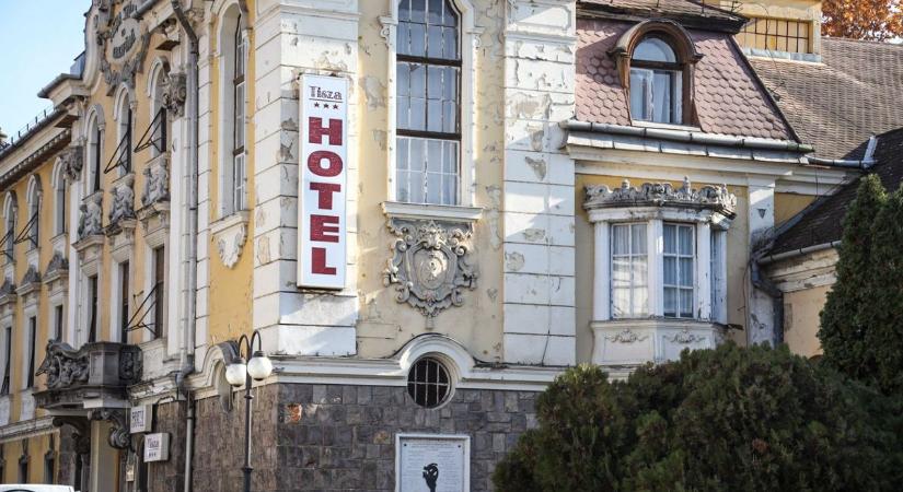 Sok extrával és pazar fotókkal hirdeti a Booking a kísértet járta Tisza Szállót