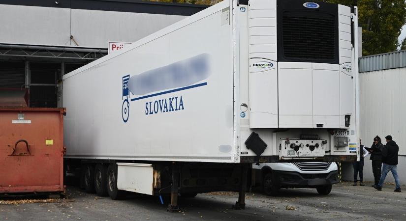 Karácsonyi díszeket szállító kamiont fosztottak ki tolvajok Komáromban