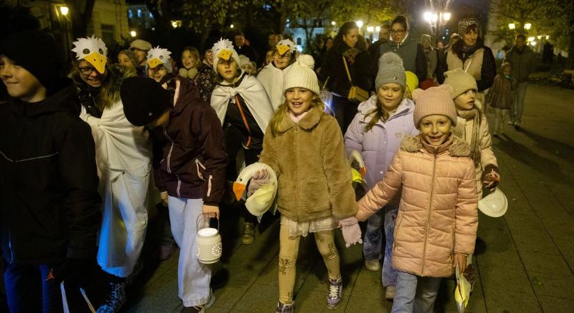 Csodálatos fények borították be Kecskemét főterét Szent Márton napján – fotók, videó