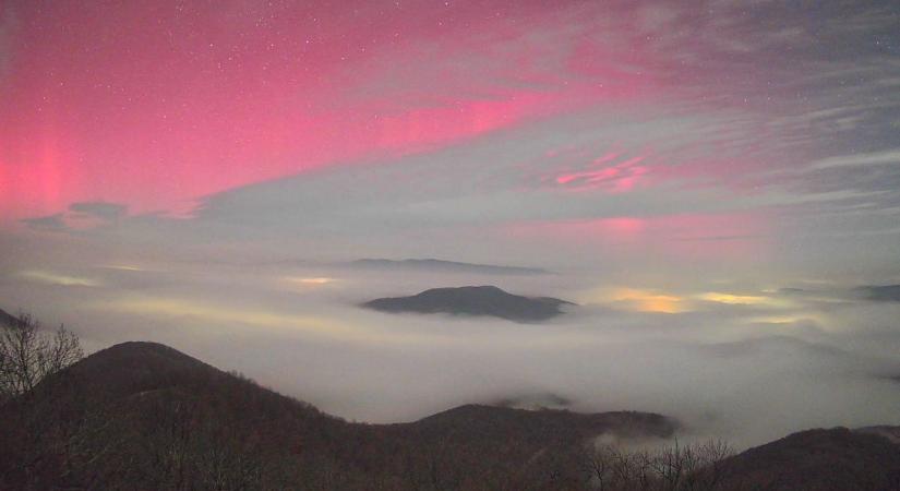 A köd ellenére is megmutatta magát: újra sarki fény táncolt az égen fotó, videó