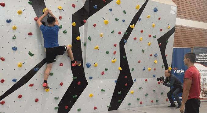 105 iskolába terveznek mászófalat építeni, az elsőt Cegléden adták át