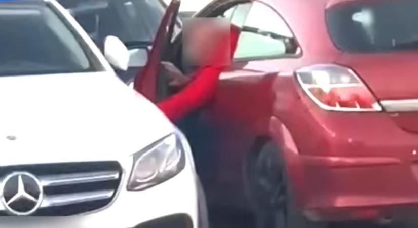 Videón, ahogy egy sofőr szándékosan megrongálja a mellette parkoló Mercedest