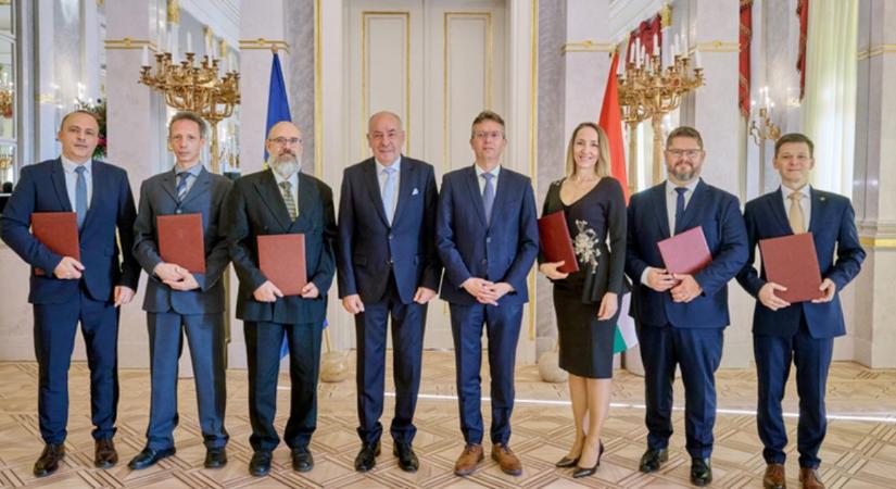 Tizenkét új professzort nevezett ki a Debreceni Egyetemen a köztársasági elnök