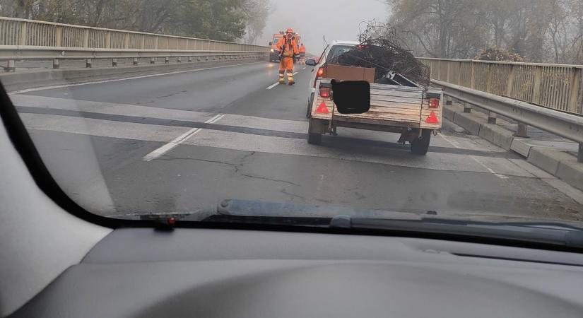 Már megint kátyúznak az algyői hídon, újabb torlódás