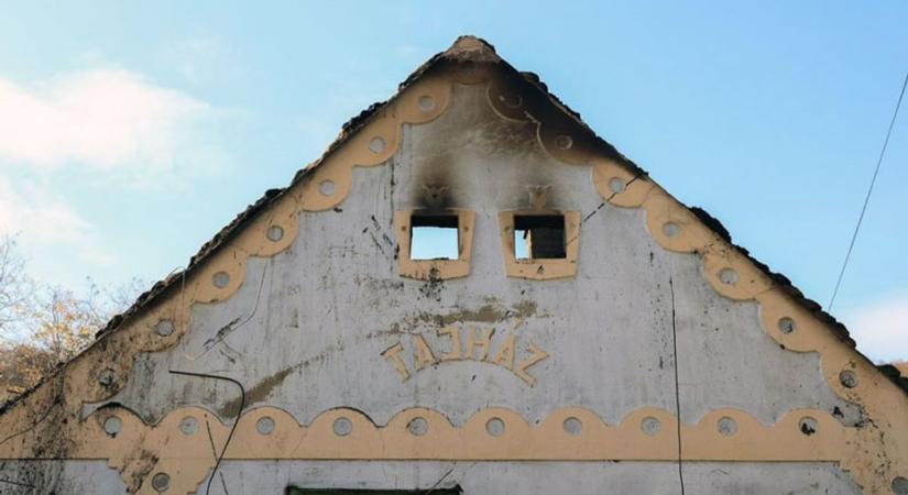 Két épület égett le egy időben – gyújtogatásra gyanakodnak (videó)