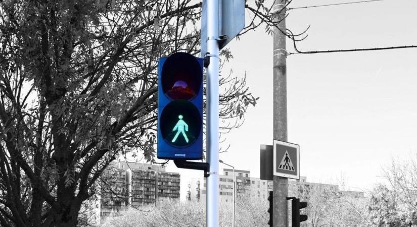 Zöld utat kaptak a gyalogosok: helyreállították a jelzőlámpát a szolnoki átkelőhelynél