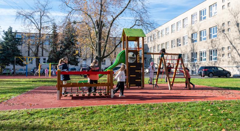 Látványosan megújult a győri művészeti iskola udvara