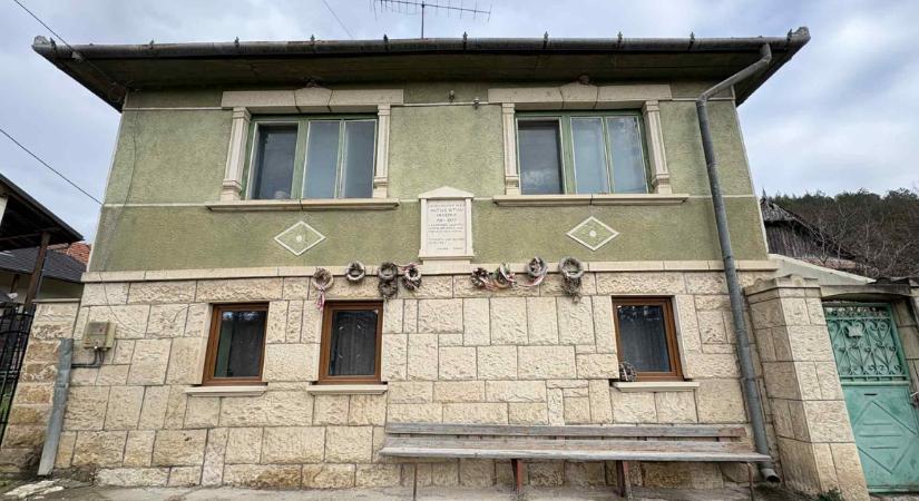 Gazdát keres a legendás kalotaszegi táncos szülőháza – Ki volt Mátyás István Mundruc?