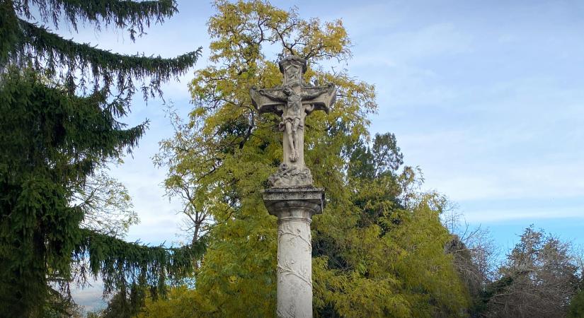 Restaurálják a komáromi temető központi keresztjét