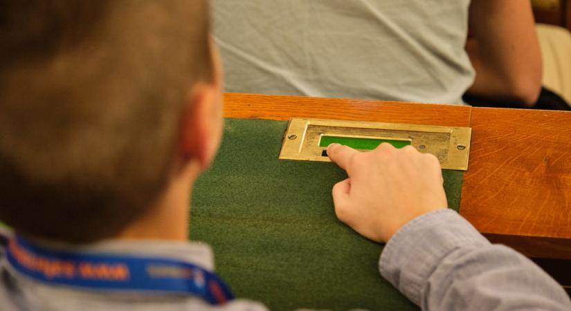 Diákok kérdezhették a kormány képviselőit a Parlamentben