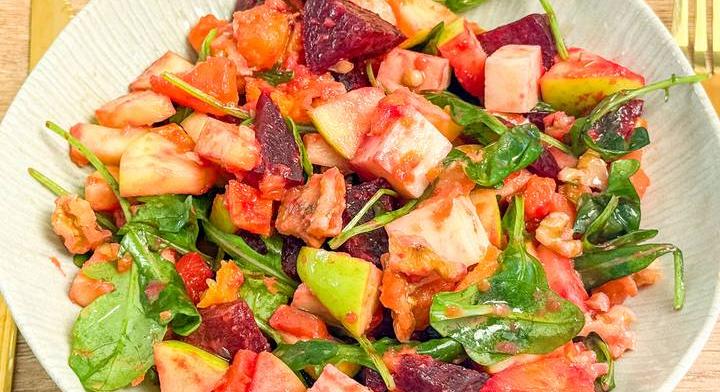 Vitaminbomba őszi saláta: édeskrumplitól és céklától tartalmas