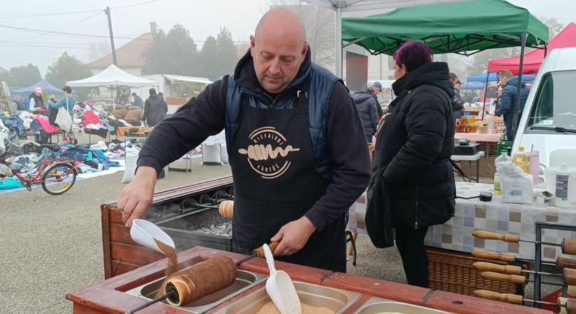 Kürtös kalács az 1870-es évekből, erdélyi recept szerint kínálják a csornai piacon - videó