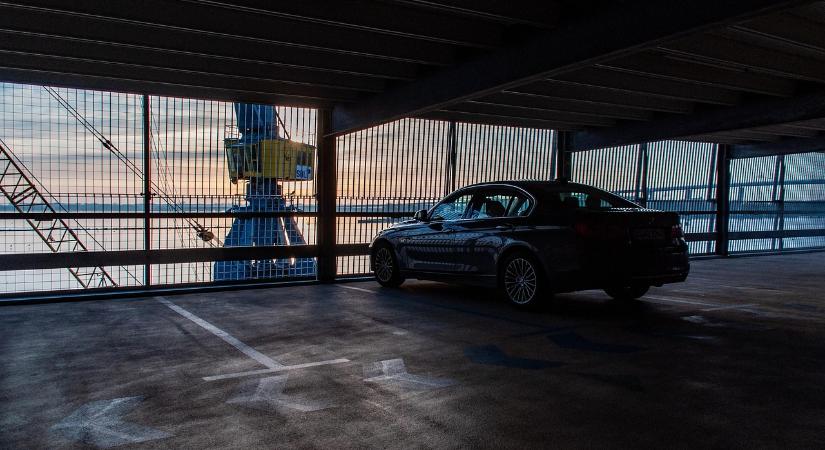 Egy apró figyelmetlenségért 156 ezer forintos büntetést kapsz, ha így parkolsz