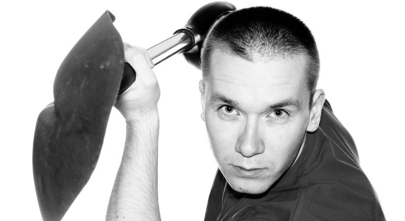 Ásóval és lapáttal rontott a szomszédaira