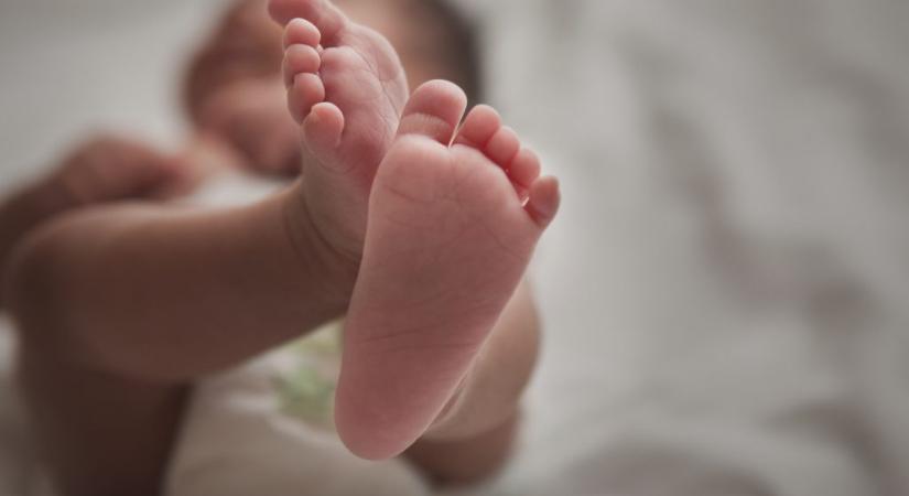 Elloptak egy újszülöttet Budapesten, a nő parókában menekült a kisbabával