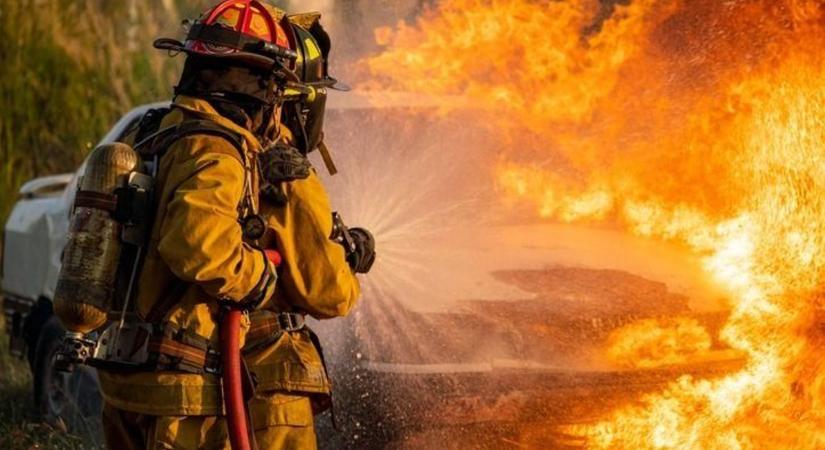 Nagy erőkkel vonultak a tűzoltók, magasra csaptak már a lángok, mire megérkeztek