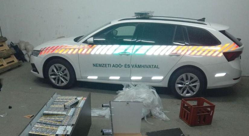 Komódba rejtett cigarettával bukott le a „bútorszállító” az M5-ösön