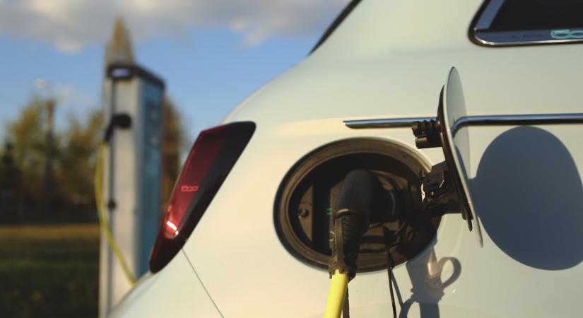 Nagyon érdekes villanyautó végzett az autópályás fogyasztási lista élén