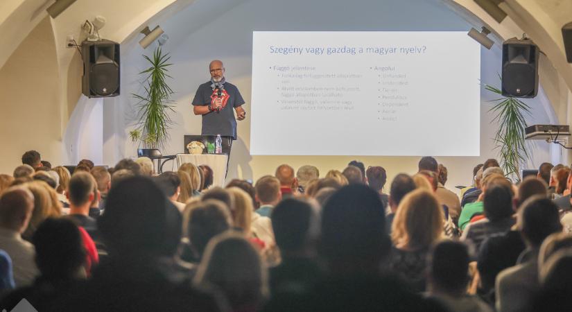 Zacher Gábor: „Mindannyiunk életében ott lapul valamilyen függőség” – teltházas előadás Ménfőcsanakon